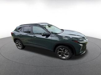 Used 2025 Chevrolet Trax LT w/ LT Convenience Package FWD video 2