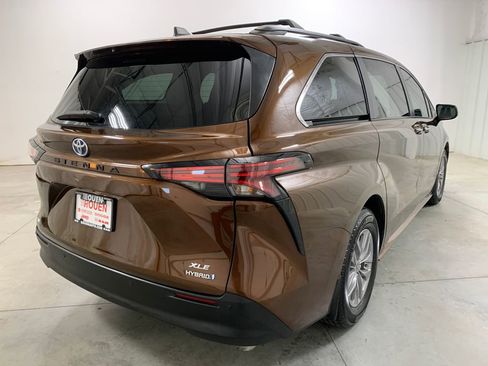 Used 2022 Toyota Sienna XLE image 24