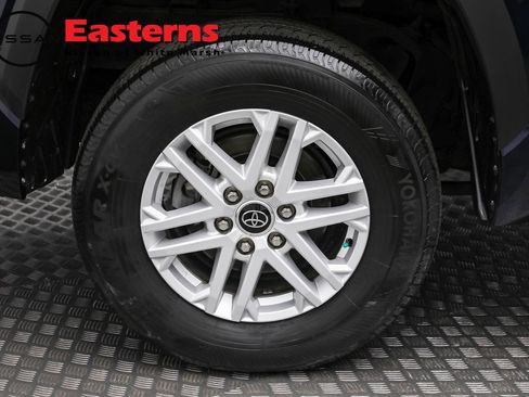 Used 2022 Toyota Tundra SR5 w/ SR5 Convenience Package image 30