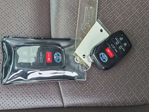 Used 2024 Toyota Sienna Platinum FWD image 33