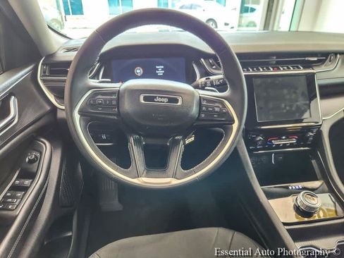 Used 2023 Jeep Grand Cherokee Laredo AWD/4WD image 13