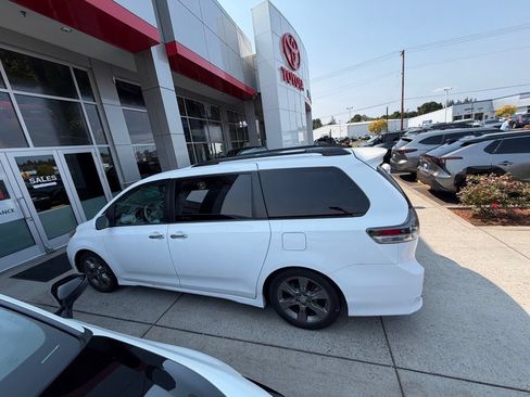 Used 2013 Toyota Sienna SE FWD image 3