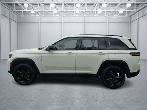 Used 2023 Jeep Grand Cherokee Altitude AWD/4WD image 2