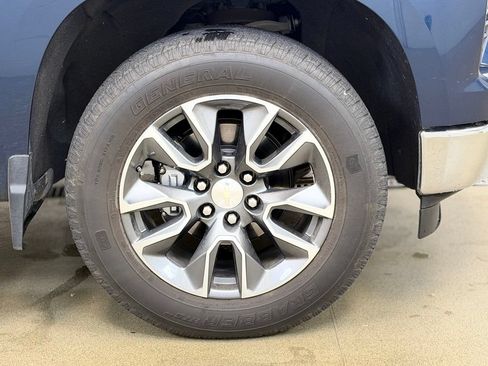 Used 2022 Chevrolet Silverado 1500 LT AWD/4WD image 4