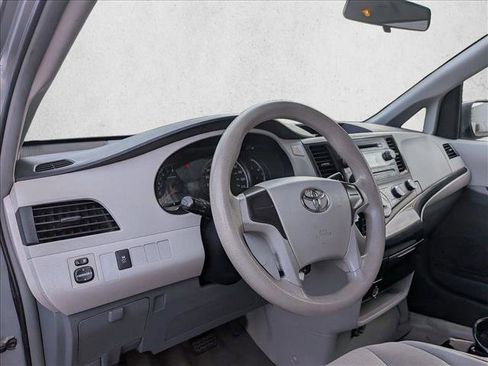 Used 2013 Toyota Sienna L image 9