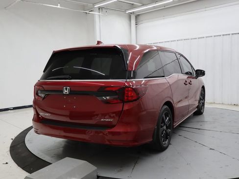 Used 2023 Honda Odyssey Sport image 3