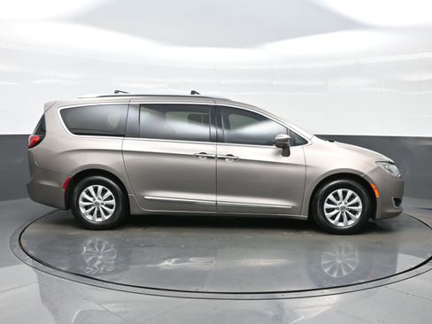 Used 2018 Chrysler Pacifica Touring-L Plus w/ Advanced Safetytec Group FWD image 7