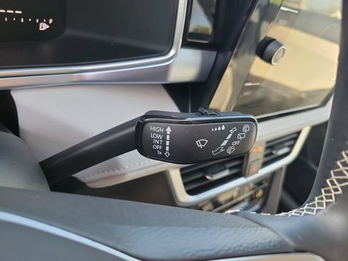 Used 2025 Volkswagen Taos SE FWD image 25
