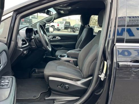 Used 2022 Chrysler Pacifica Touring image 27