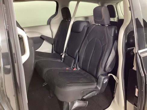 Used 2017 Chrysler Pacifica Touring FWD image 30