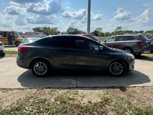 Used 2017 Ford Focus SE FWD image 5