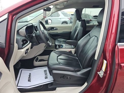 Used 2023 Chrysler Pacifica Touring-L image 9