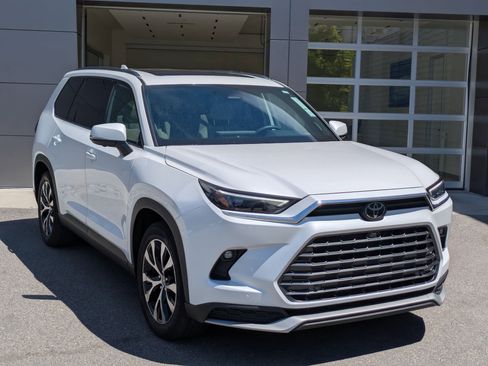 Used 2025 Toyota Grand Highlander AWD Hybrid image 3
