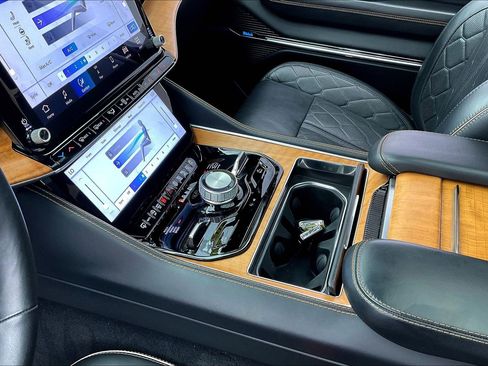 Used 2023 Jeep Grand Wagoneer Series III image 16