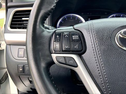 Used 2019 Toyota Highlander XLE FWD image 23