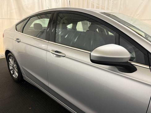 Used 2017 Ford Fusion SE w/ Fusion SE Technology Package image 11