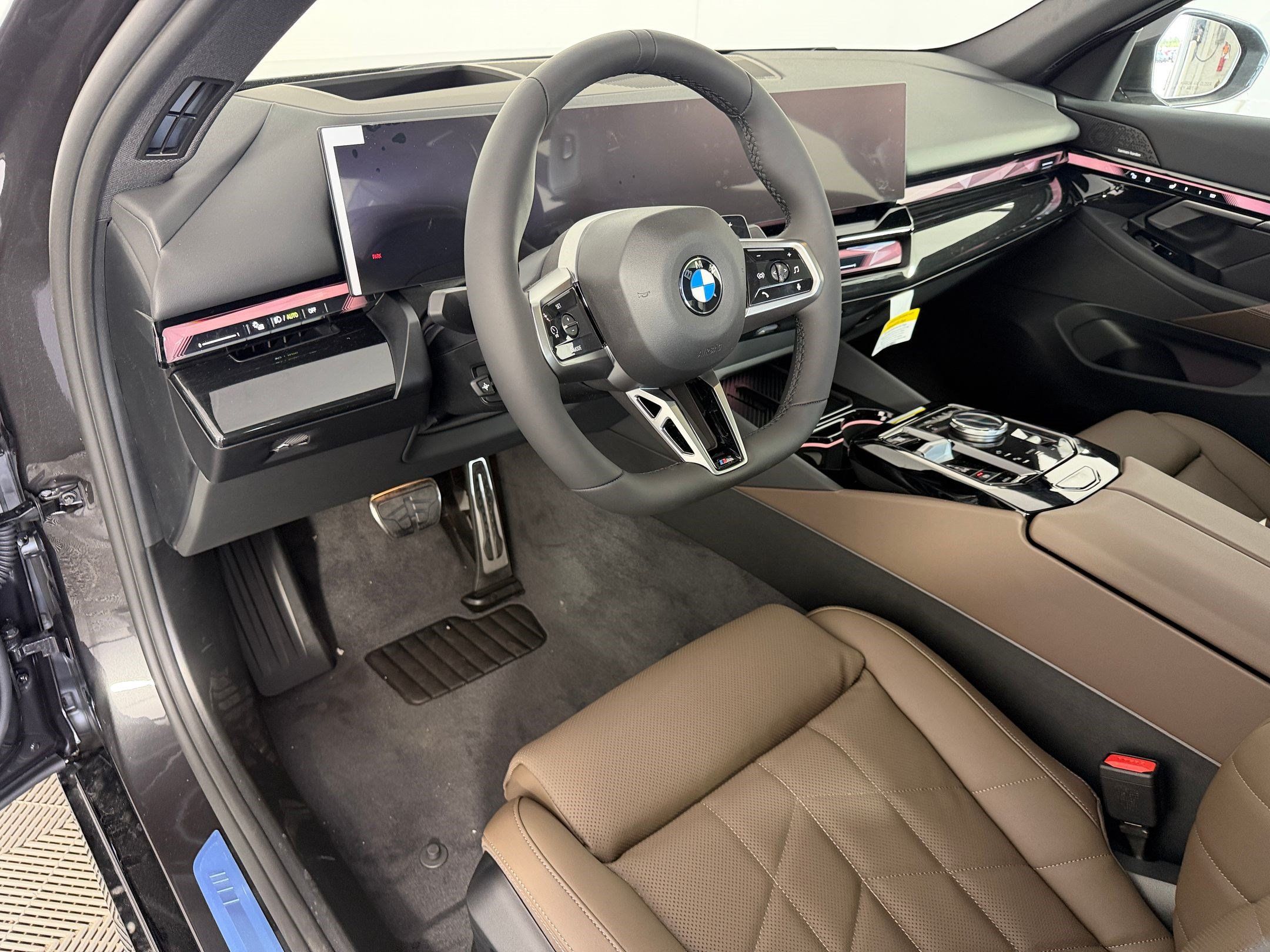 Used 2027 BMW 530i w/ M Sport Package RWD image 4