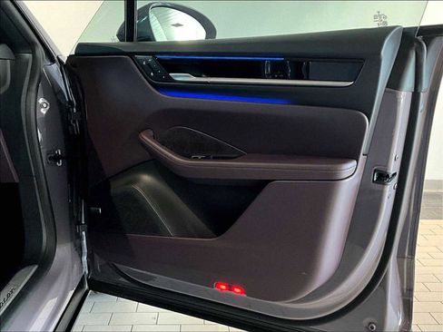 Used 2025 Porsche Macan Electric image 26