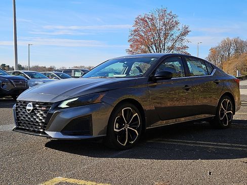 New 2025 Nissan Altima 2.5 SR image 3