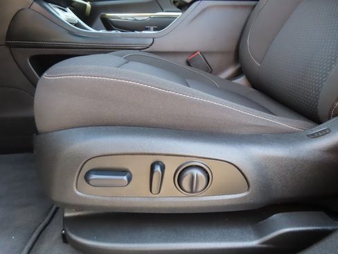 Used 2023 GMC Acadia SLE w/ Driver Convenience Package image 6