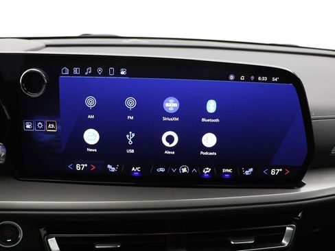 Used 2025 Chevrolet Traverse LT image 22