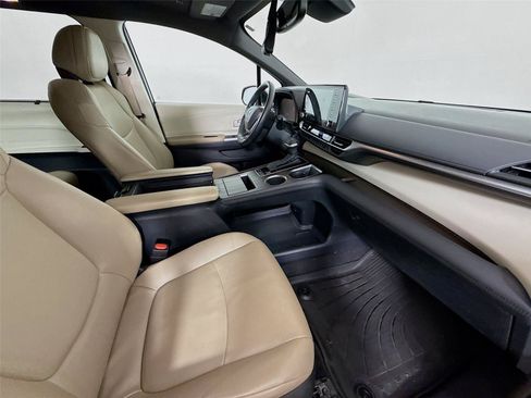 Used 2023 Toyota Sienna XLE AWD/4WD image 6