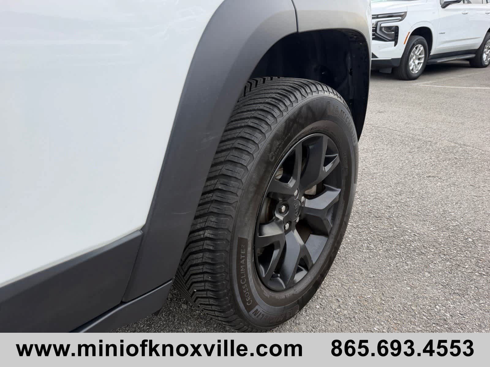 Used 2017 Jeep Cherokee Trailhawk AWD/4WD image 11