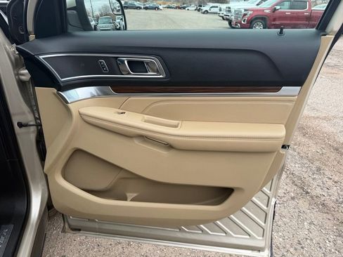 Used 2017 Ford Explorer Limited image 28
