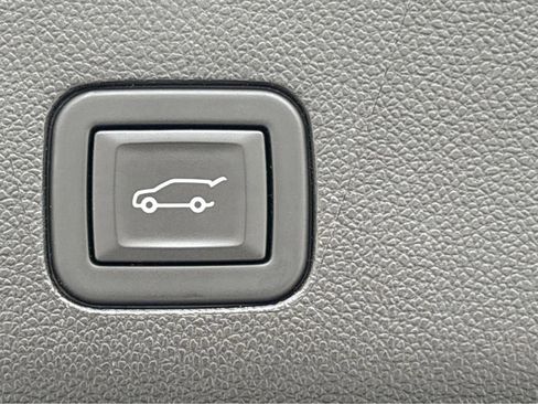 Used 2023 Chevrolet Tahoe Premier w/ Advanced Technology Package RWD image 11