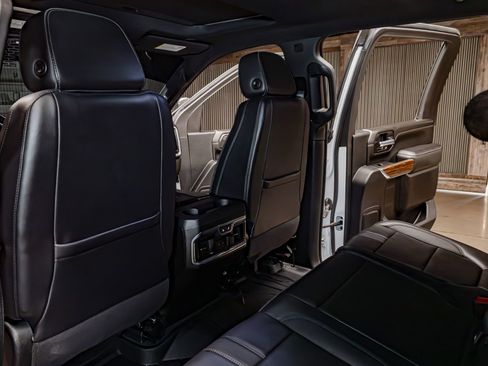 Used 2021 Chevrolet Silverado 3500 High Country image 23