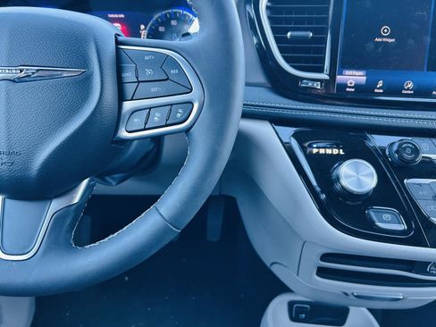 Used 2024 Chrysler Pacifica Touring-L image 18