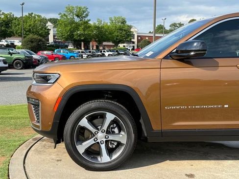 New 2026 Jeep Grand Cherokee L Limited w/ Luxury Tech Group II AWD/4WD image 12