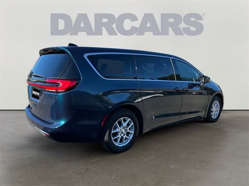 Used 2023 Chrysler Pacifica Touring-L image 7