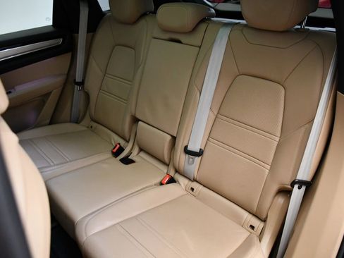 Used 2022 Porsche Cayenne Platinum Edition image 44