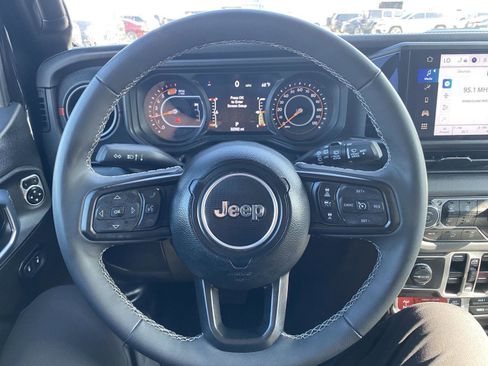 Used 2025 Jeep Wrangler Unlimited Rubicon w/ Convenience Group AWD/4WD image 16