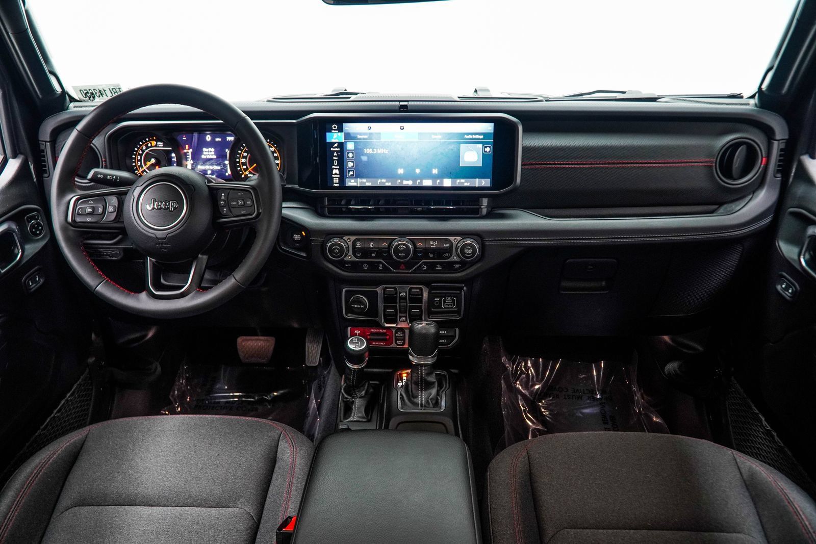 Used 2024 Jeep Gladiator Rubicon w/ Technology Group AWD/4WD image 6
