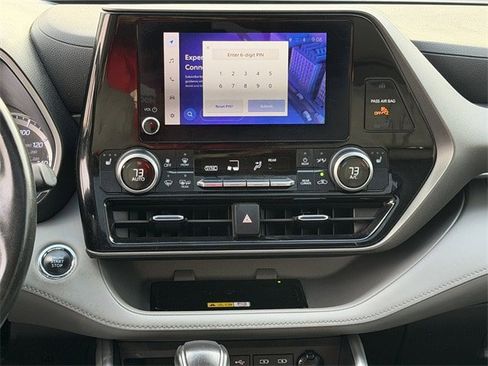 Certified 2023 Toyota Highlander XLE image 17