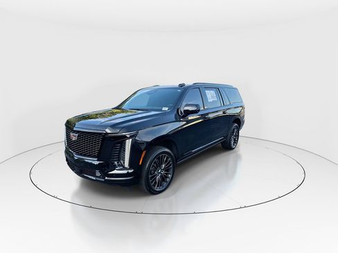 Used 2025 Cadillac Escalade ESV Sport Platinum AWD/4WD image 4