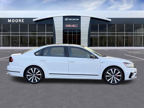 Used 2018 Volkswagen Passat 3.6 FWD image 2