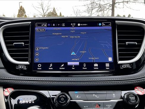 Certified 2024 Chrysler Pacifica Select image 13