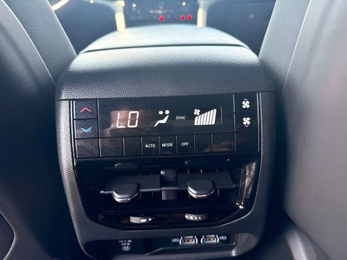 Used 2024 Jeep Grand Cherokee L Altitude AWD/4WD image 8