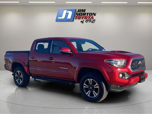 Used 2019 Toyota Tacoma TRD Sport image 3