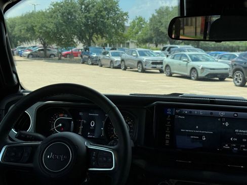 Used 2025 Jeep Wrangler Unlimited Sahara AWD/4WD image 35