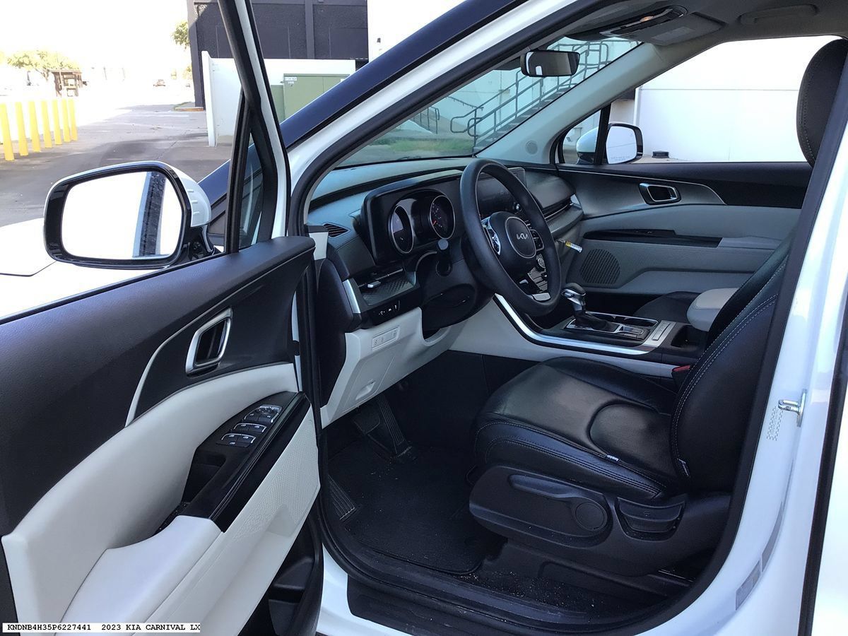 Used 2023 Kia Carnival LX FWD image 8