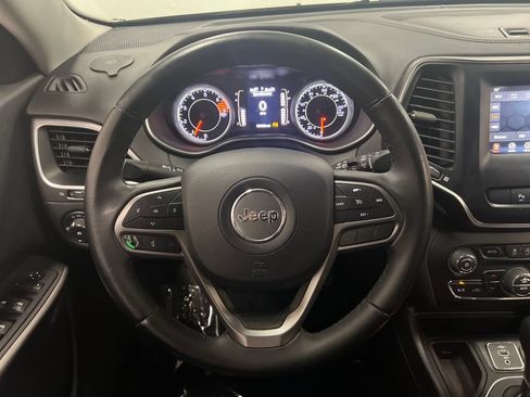 Used 2019 Jeep Cherokee Latitude Plus w/ Comfort/Convenience Group FWD image 17