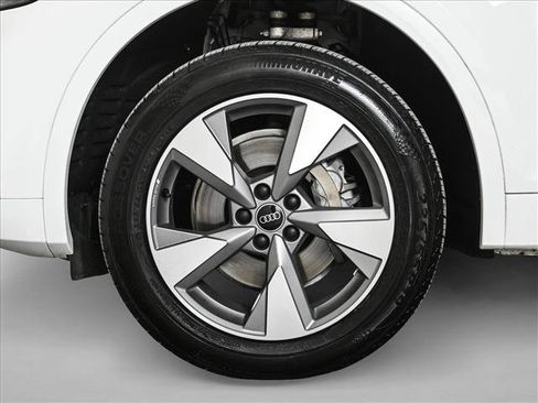 Used 2023 Audi Q5 2.0T Premium w/ Convenience Package image 24