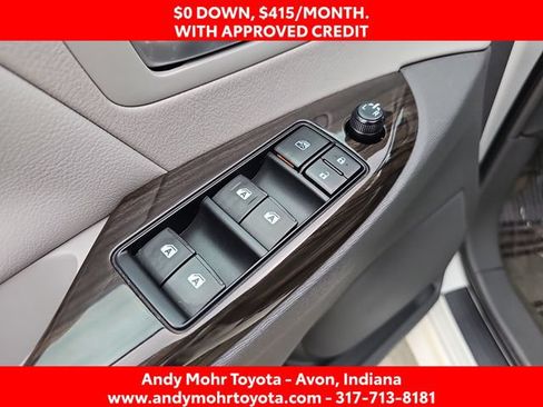 Used 2017 Toyota Sienna XLE Premium FWD image 12