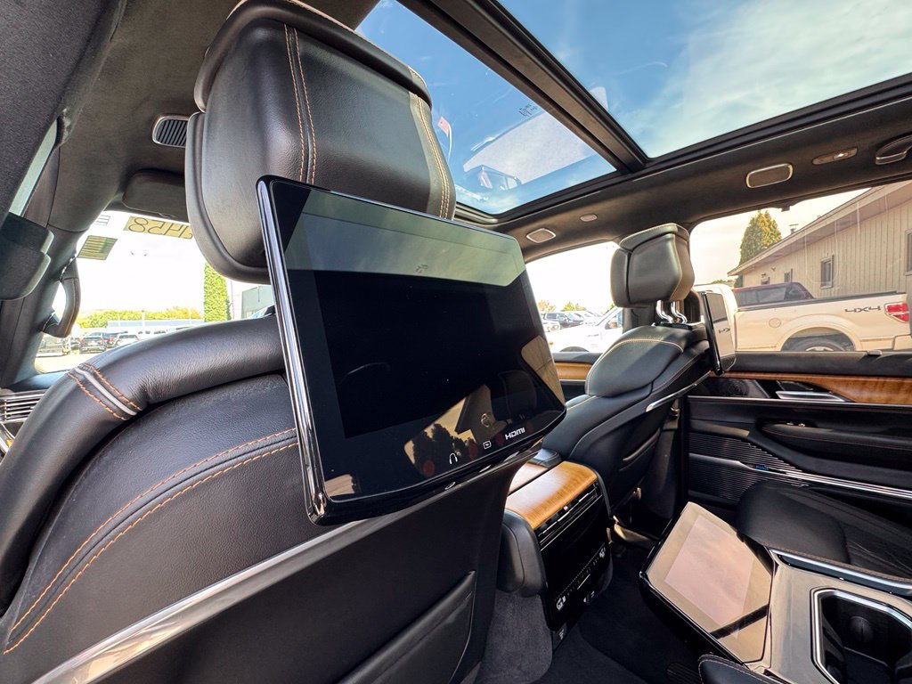 Used 2022 Jeep Grand Wagoneer Series III w/ Rear-Seat Entertainment Group AWD/4WD image 35