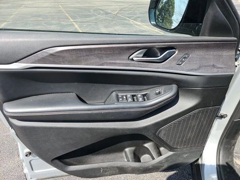 Used 2023 Jeep Grand Cherokee L Limited w/ Black Appearance Package image 20