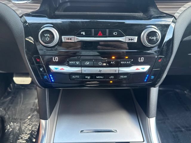 Used 2021 Ford Explorer Limited w/ Equipment Group 301A AWD/4WD image 14